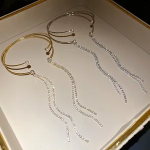 Dettaglio di un bracciale da braccio a doppio strato con nappe di strass