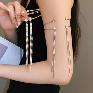 Dettaglio elegante del bracciale aperto a doppio strato con lunghe nappe di strass