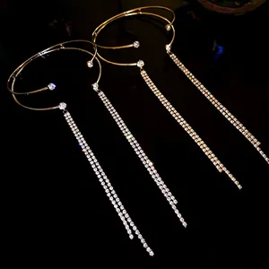 Vista dettagliata di eleganti bracciali rigidi con nappe di strass in oro e argento