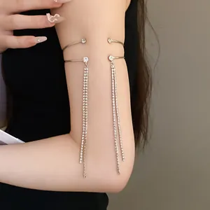 Primo piano dettagliato di un bracciale da braccio a doppio strato con nappe di cristallo