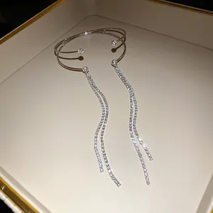 Bracciale da braccio argento a doppio strato con lunghe nappe di strass brillanti.