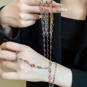 Dettaglio di bracciali vintage a doppio strato con perle di resina ovali colorate