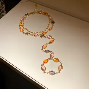 Primo piano dettagliato del bracciale vintage a doppio strato dorato con gemme in resina.
