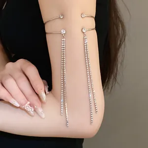 Elegante bracciale da braccio a doppio strato argentato con nappe di strass sul braccio.