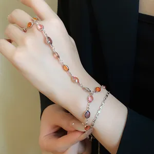 Dettaglio ravvicinato delle pietre ovali in resina di un elegante bracciale anello