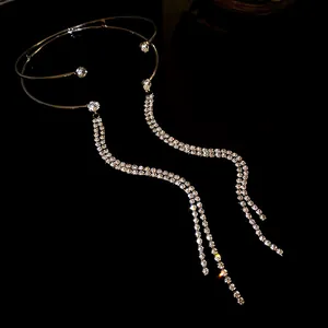 Primo piano del dettaglio della nappa in strass su un bracciale da braccio argento