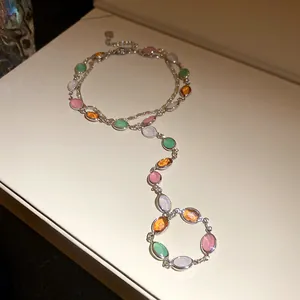 Vista dettagliata del bracciale vintage a doppio strato con ciondoli ovali in resina colorata