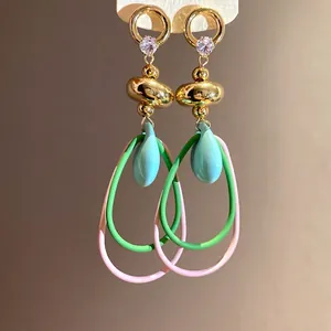 Boucles d'oreilles rétro françaises avec anneaux verts et roses et gouttes