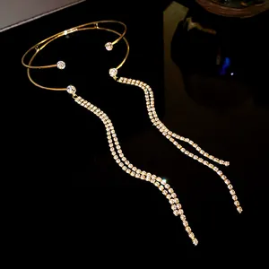 Primo piano di un elegante bracciale dorato a doppio strato con lunghe nappe in strass