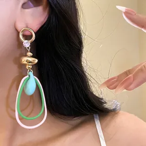 Boucles d'oreilles pendantes style rétro français avec créoles colorées et zircone
