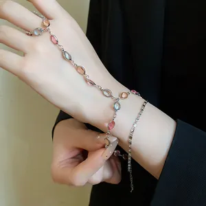 Primo piano di pietre ovali in resina colorata su un bracciale anello vintage argento