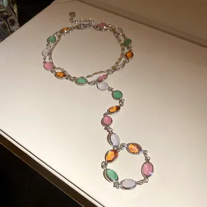 Dettaglio di un bracciale a doppio strato argento con pietre ovali in resina colorata