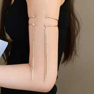 Dettaglio di un elegante bracciale da braccio dorato a due strati con nappe