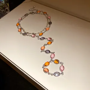 Dettaglio di bracciale vintage a doppio strato con pietre ovali in resina colorata