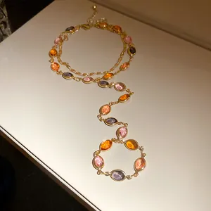 Dettaglio del bracciale vintage a doppio strato con pietre di resina ovali colorate.