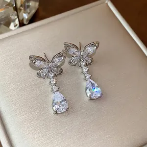 Elegante Schmetterlingsohrringe in Silberoptik mit tropfenförmigen Zirkonia-Kristall-Anhängern