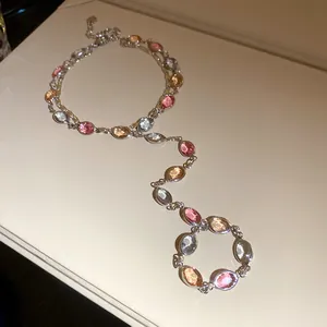 Vista dettagliata di un bracciale vintage a due fili con pietre ovali multicolore