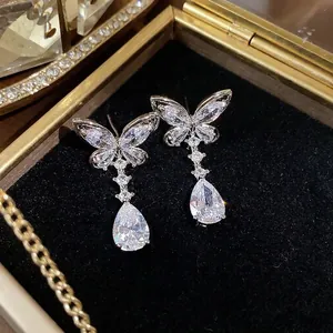 Elegante silberne Ohrstecker mit funkelnden Zirkonia-Schmetterlings- und Wassertropfenanhängern