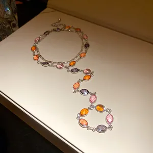 Dettaglio di bracciale vintage argento con gemme ovali in resina colorata