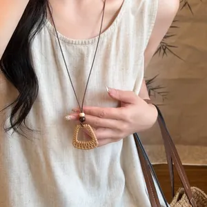 Collier pendentif tissé bohème fait main pour femme en style minimaliste de vacances
