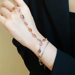 Dettaglio di un bracciale anello vintage in argento con pietre ovali in resina colorata