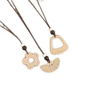 Colliers pendentifs tissés bohèmes faits main avec perles en bois pour les vacances