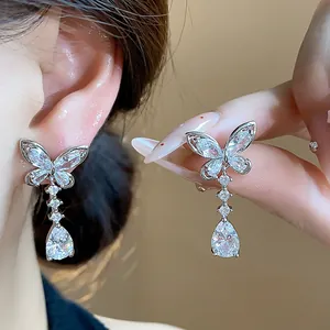 Elegante Schmetterlings-Ohrstecker mit funkelndem Zirkonia-Tropfen in Detail-Ansicht