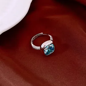 Bague géométrique de luxe vintage avec zircon bleu et micro-pavé