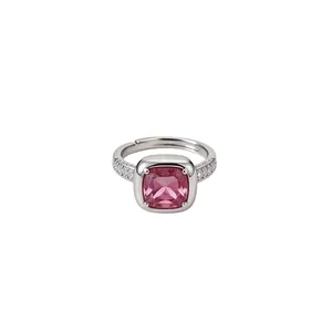 Bague vintage en argent avec une pierre rose taille coussin et des accents en zircon