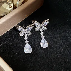Nahaufnahme von eleganten Schmetterling-Ohrsteckern mit funkelnden Tropfen-Zirkonia