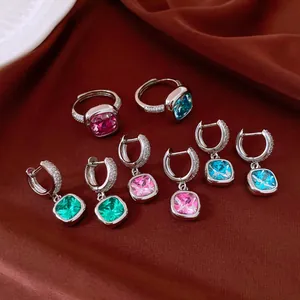 Vue détaillée d'une parure de bijoux en zircon de luxe avec pierres carrées colorées