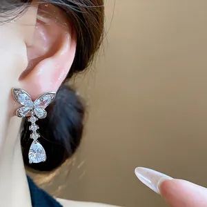 Elegante Schmetterlings-Ohrhänger mit funkelnden Zirkonen, Nahaufnahme des Ohrschmucks.