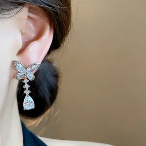 Funkelnde Schmetterlings-Ohrstecker aus Silber mit einem Wassertropfen-Zirkonia am Modellohr.