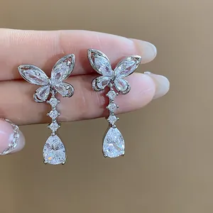 Detailansicht der silbernen Schmetterlings-Ohrringe mit glitzerndem Zirkonia-Stein