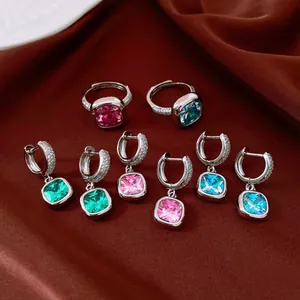 Vue macro de boucles d'oreilles et bagues en argent avec pierres colorées taille coussin