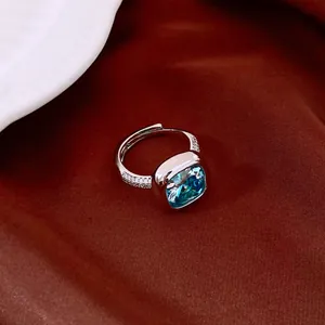 Vue rapprochée de la bague de luxe vintage avec une grande pierre de zircon bleu clair