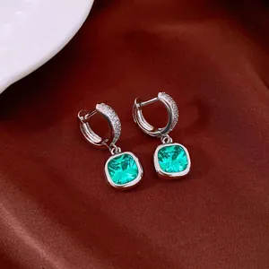 Élégantes créoles en argent avec pierres de zircone vert émeraude carrées facettées.