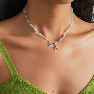 Vue détaillée d'un collier de perles bleues bohème avec étoile de mer et breloque carrée