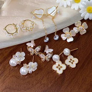 Boucles d'Oreilles Clous en Cuivre Plaqué Or avec Zirconia Fleur Papillon Cœur Planète Perle Artificielle Bijoux Femme