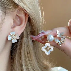 Boucles d'oreilles puces en plaqué or 14 carats avec fleurs et papillons en zircon