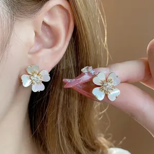Boucles d'oreilles fleurs en zircon plaqué or 14 carats avec pétales de nacre blanche