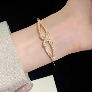 Bracelet jonc évidé exquis en zircon plaqué or 18 carats avec design infinity pour femme