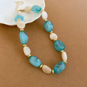 Elegante Vintage-Halskette aus Acryl mit blau marmorierten und cremefarbenen ovalen Perlen und Gold