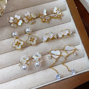 Détails de boucles d'oreilles plaquées or 14k avec des motifs de fleurs et zircon