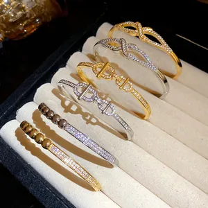 Vue détaillée de joncs plaqués or 18 carats avec oxydes de zirconium aux designs élégants