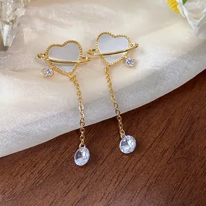 Élégantes boucles d'oreilles pendantes cœur planète en plaqué or 14 carats avec zircons.