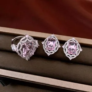 Vintage-Schmuckset im Palaststil mit einem rosa quadratischen Zirkon-Ring und edlen Ohrsteckern.