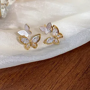 Détail de boucles d'oreilles papillon plaquées or 14 carats avec oxydes de zirconium