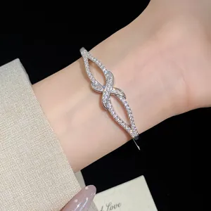 Détail d'un bracelet jonc élégant plaqué or 18 carats avec motif infini serti de zircons