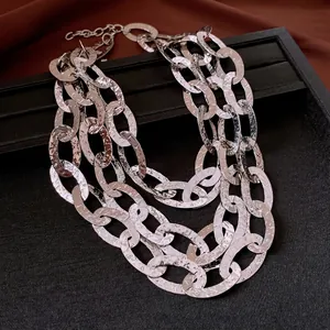Collar vintage de tres capas con eslabones ovales martillados en plata para mujer